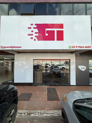 Fachada da loja Guara iPhones com letreiro, Instagram e telefone